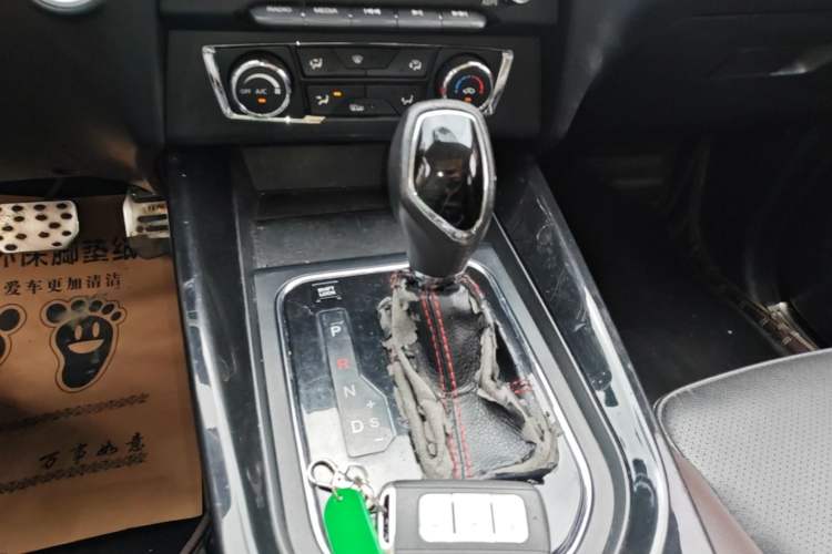 Used Dongfeng Fengon S560 2018 1.8L CVT Smart Connect 7-Seater Gear Lever