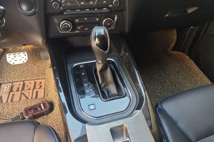 Used Dongfeng Fengon S560 2018 1.8L CVT Elite Model 7 Seats Gear Lever