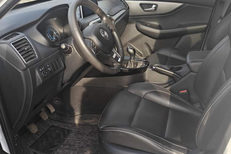 Used Dongfeng Fengon S560 2018 1.8L Manual Urban Model 7 Seats Interior 1