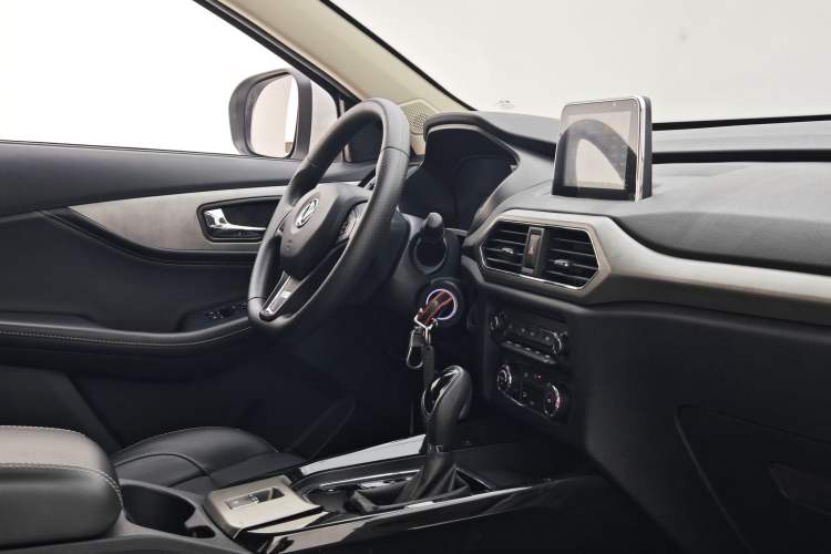 Used Dongfeng Fengon S560 2018 1.8L CVT Elite Model 7 Seats Interior 2