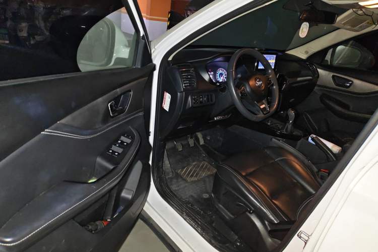 Used Dongfeng Fengon S560 2018 1.8L Manual Comfort 7-Seater Interior 3