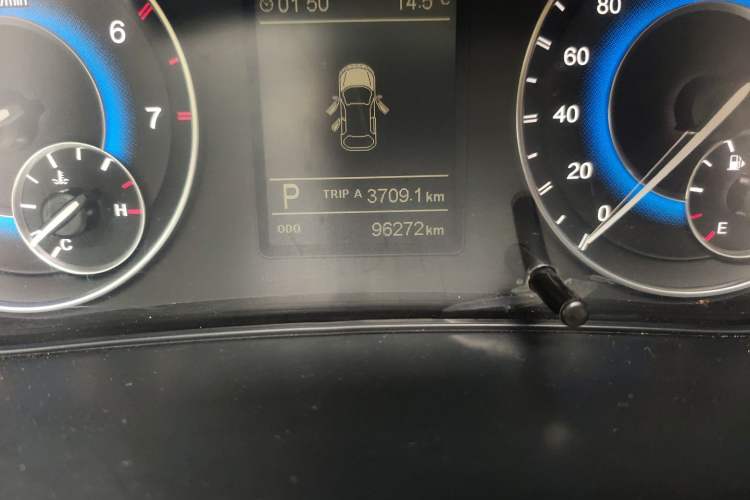 Used Dongfeng Fengon S560 2018 1.8L CVT Elite Model 7 Seats Odometer Close Up