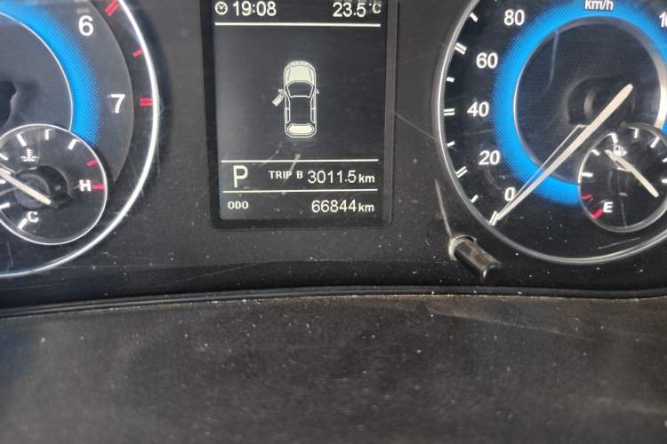 Used Dongfeng Fengon S560 2018 1.8L CVT Elite Model 7 Seats Odometer Close Up