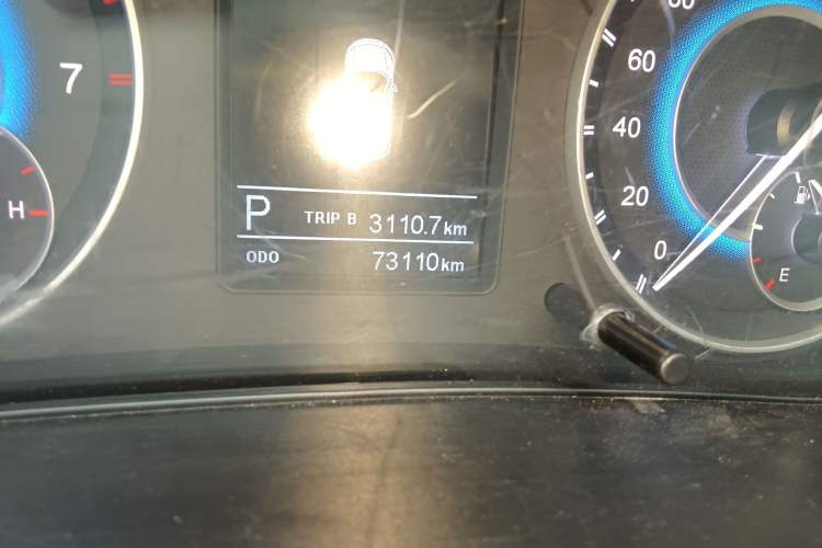 Used Dongfeng Fengon S560 2018 1.8L CVT Elite Model 7 Seats Odometer Close Up