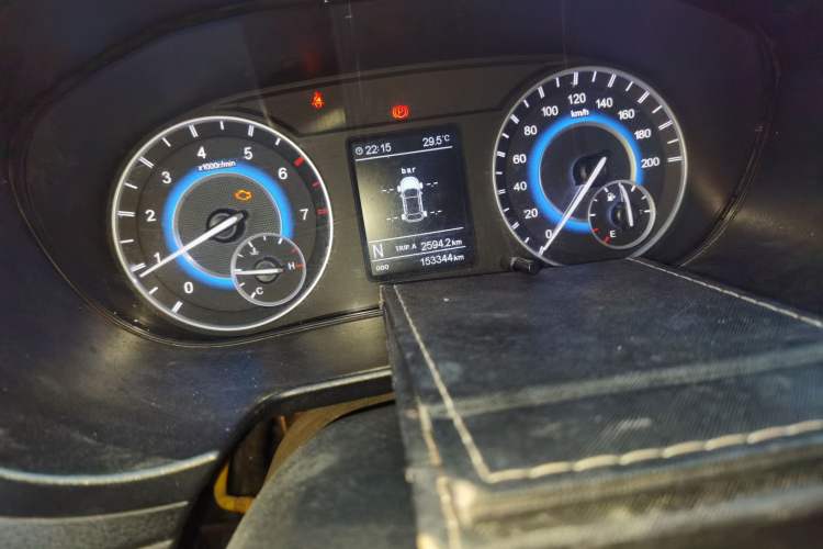 Used Dongfeng Fengon S560 2018 1.8L CVT Elite Model 7 Seats Odometer Close Up