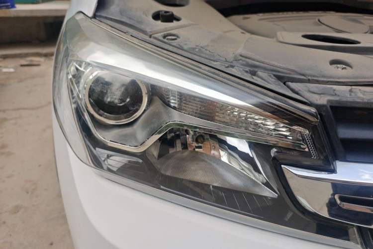 Used Dongfeng Fengon S560 2018 1.8L Manual Comfort 7-Seater Right Front Headlight