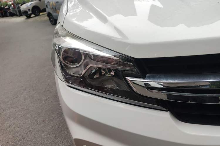 Used Dongfeng Fengon S560 2018 1.8L CVT Elite Model 7 Seats Right Front Headlight