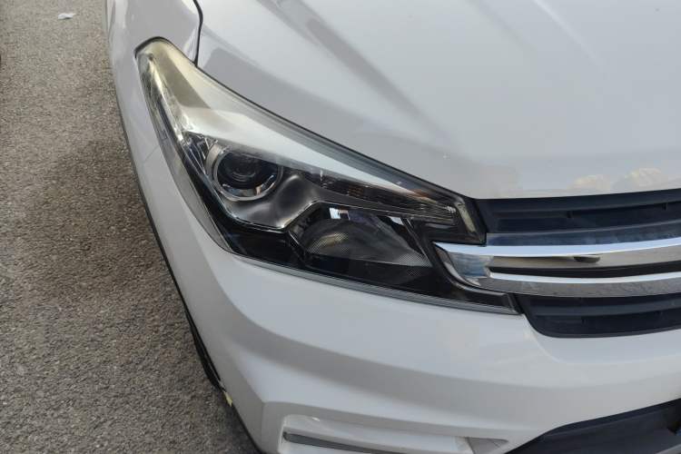 Used Dongfeng Fengon S560 2018 Upgraded Model 1.8L CVT Prestige 7-Seater Right Front Headlight
