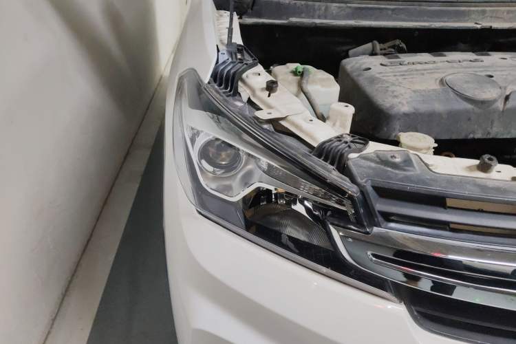 Used Dongfeng Fengon S560 2018 1.8L Manual Elite 7-Seater Right Front Headlight