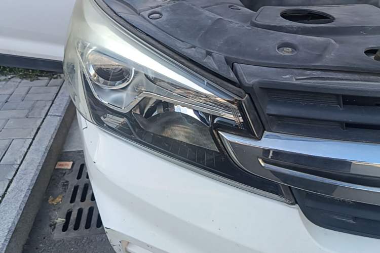 Used Dongfeng Fengon S560 2018 1.8L Manual Comfort 7-Seater Right Front Headlight