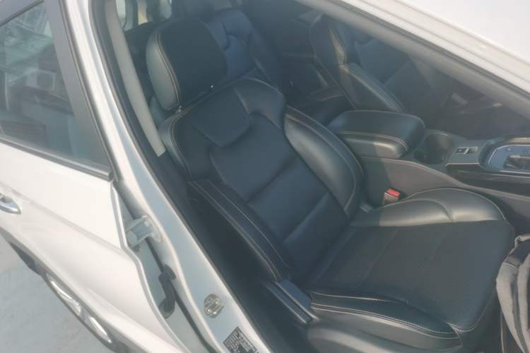 Used Dongfeng Fengon S560 2018 1.8L CVT Elite Model 7 Seats Right Front Seat