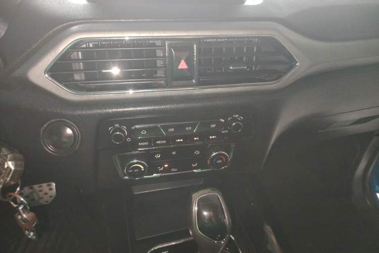 Used Dongfeng Fengon S560 2019 1.8L CVT Elite Model Audio And AC Panel