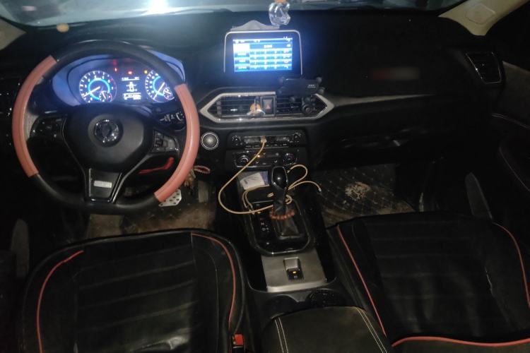 Used Dongfeng Fengon S560 2019 1.8L CVT Elite Model Center Console