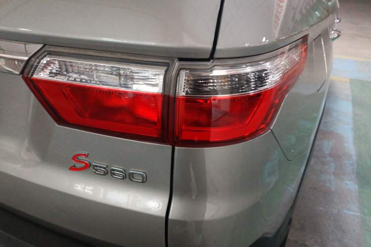 Used Dongfeng Fengon S560 2019 1.8L CVT Elite Model Exterior 3