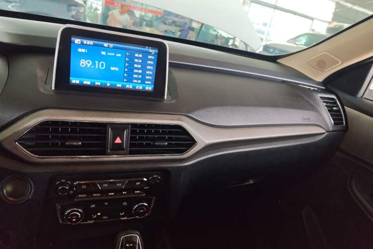 Used Dongfeng Fengon S560 2019 1.8L CVT Elite Model Center Console