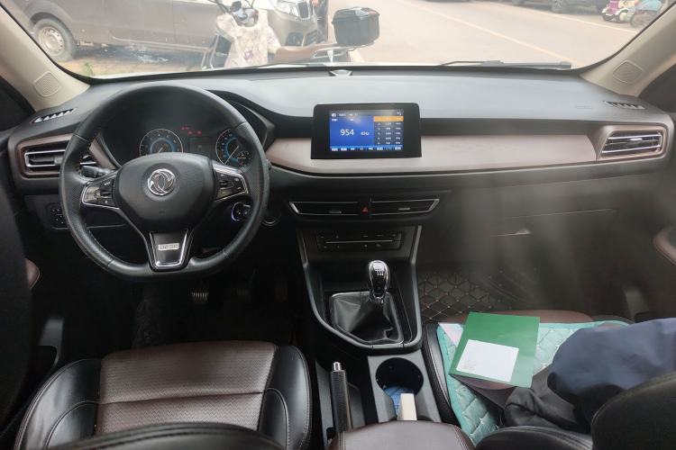Used Dongfeng Fengon S560 2022 1.5T Manual Urban Model Center Console