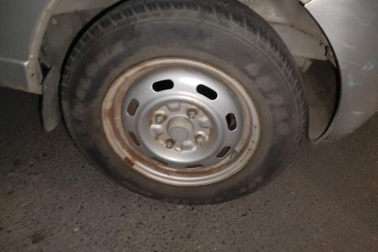Used Dongfeng Junfeng 2014 1.3L Standard Version Right Front Wheel Hub