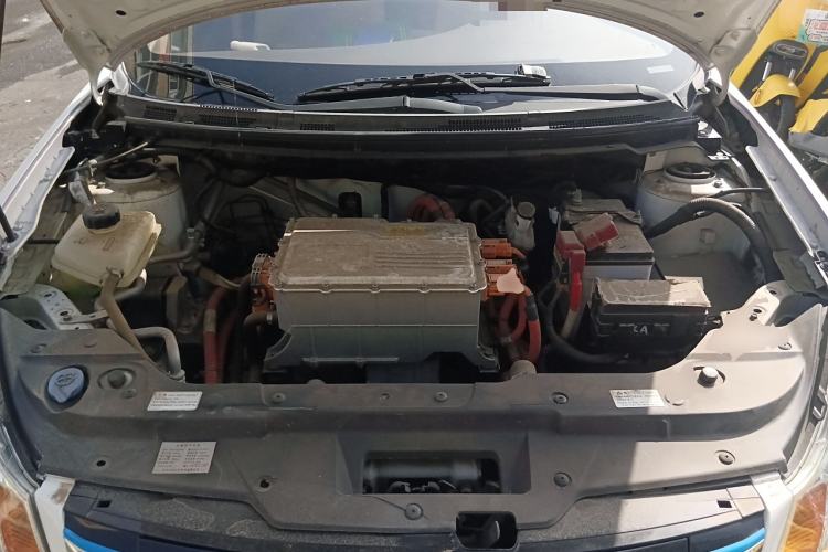 Used Dongfeng Junfeng E11K 2019 Standard Model Engine Bay