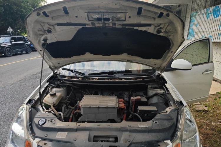 Used Dongfeng Junfeng E11K 2019 Standard Model Engine Bay