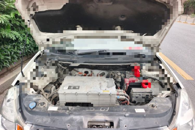 Used Dongfeng Junfeng E11K 2019 Standard Model Engine Bay