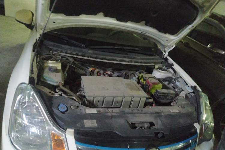 Used Dongfeng Junfeng E11K 2019 Standard Model Engine Bay
