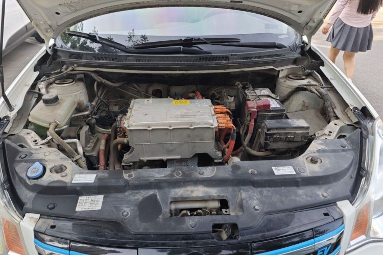 Used Dongfeng Junfeng E11K 2019 Standard Model Engine Bay