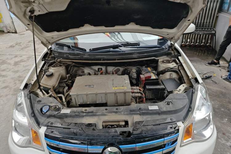 Used Dongfeng Junfeng E11K 2019 Standard Model Engine Bay