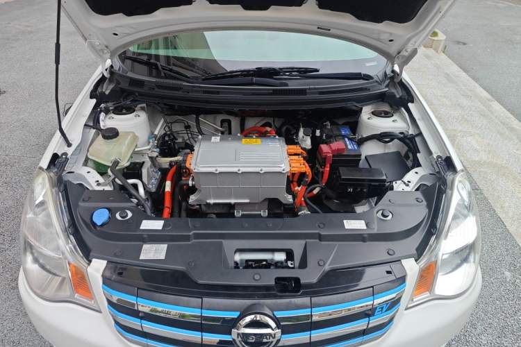 Used Dongfeng Junfeng E11K 2019 Standard Model Engine Bay