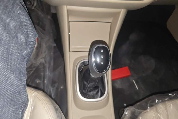 Used Dongfeng Junfeng E11K 2019 ES360 Battery-Swap Version 46.7 kWh Gear Lever