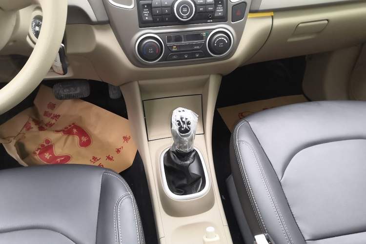 Used Dongfeng Junfeng E11K 2019 ES360 Battery-Swap Version 46.7 kWh Gear Lever