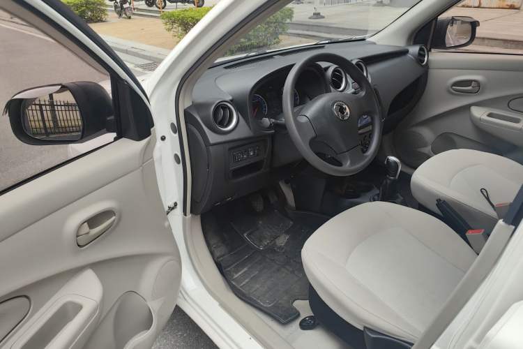 Used Dongfeng Junfeng ER30 2018 Base Model Interior 2