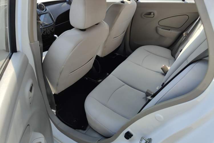 Used Dongfeng Junfeng ER30 2018 Base Model Interior 2