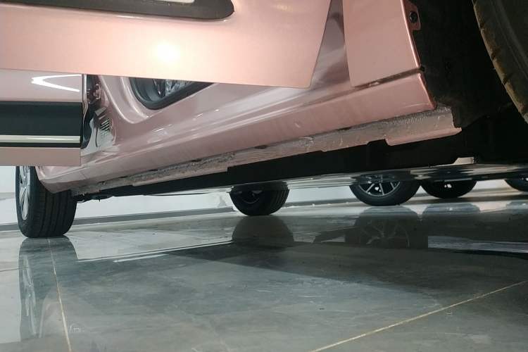 Used Dongfeng NAMMI 01 2024 New Edition 330 Air Right Side Sill
