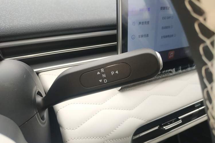 Used Dongfeng NAMMI 01 2024 New Edition 330 Plus Smart+ Gear Lever