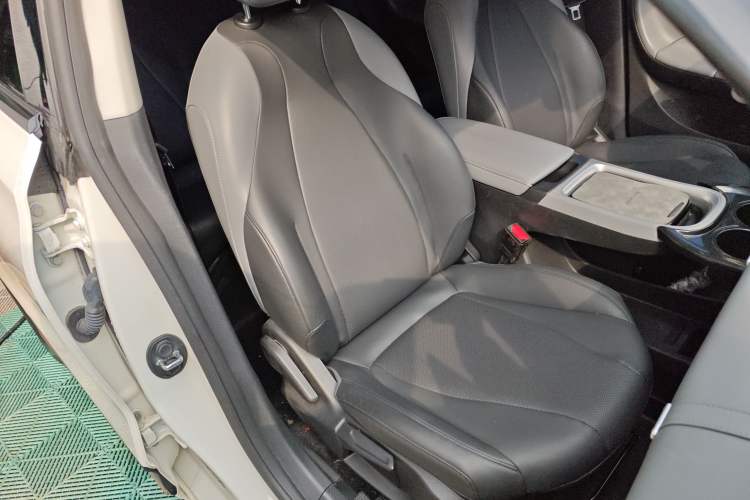 Used Dongfeng NAMMI 01 2024 New Edition 330 Air Right Front Seat