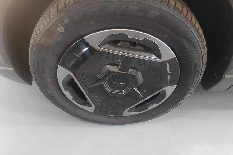Used Dongfeng NAMMI 06 2025 401 Air Exterior 3