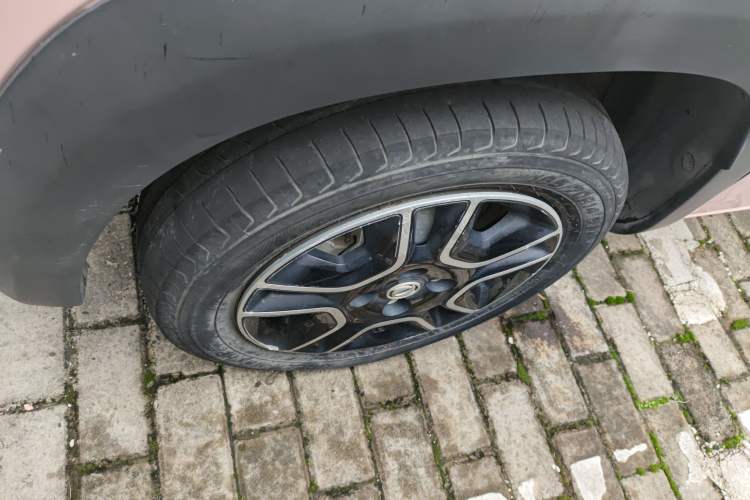 Used Dongfeng NAMMI BOX 2022 Light Wind Edition 201KM Lightning Model Left Front Wheel Hub