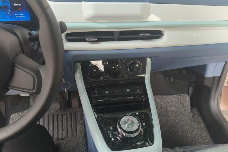 Used Dongfeng NAMMI BOX 2022 Chasing Wind Edition 351KM Standard Model Audio And AC Panel