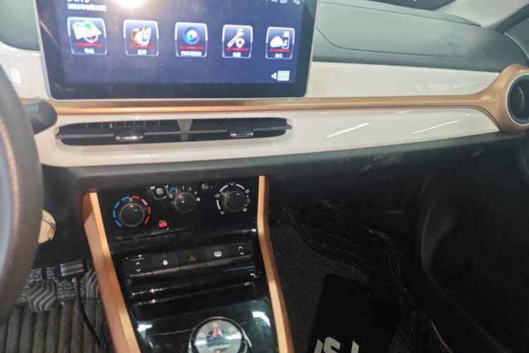 Used Dongfeng NAMMI BOX 2022 Light Wind Edition 201KM Lightning Model Audio And AC Panel