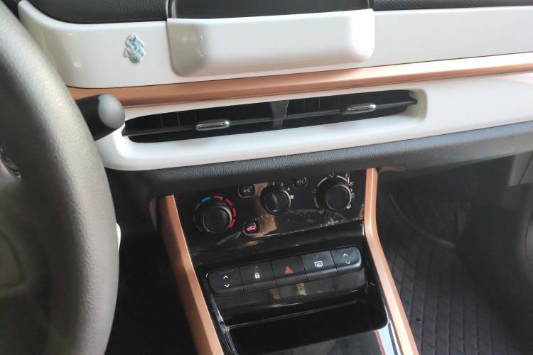 Used Dongfeng NAMMI BOX 2022 Chasing Wind Edition 331 km Standard Model Audio And AC Panel