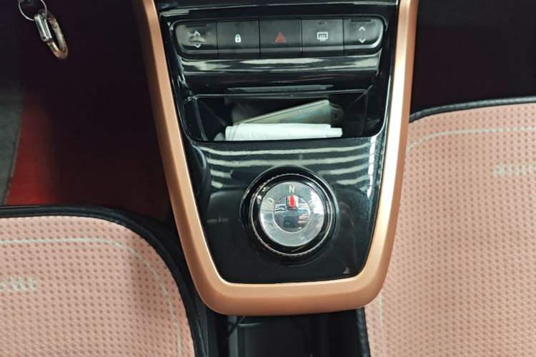 Used Dongfeng NAMMI BOX 2022 Revised Light Wind Edition 201 km Standard Version Gear Lever