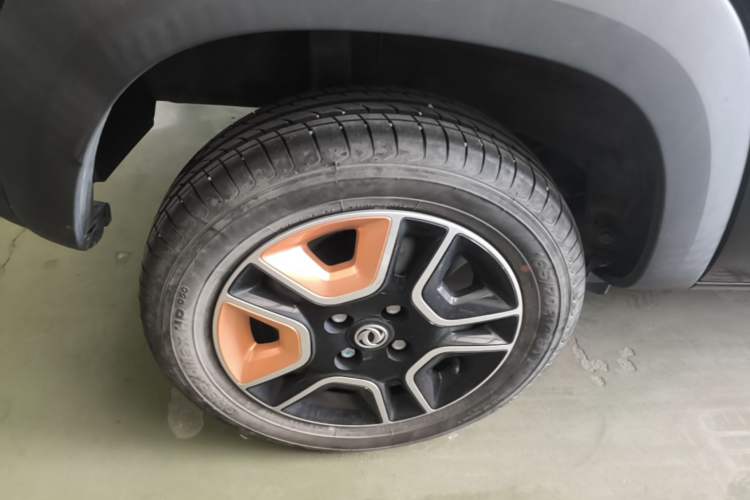 Used Dongfeng NAMMI BOX 2022 Revised Light Wind Edition 201 km Standard Version Right Rear Wheel Hub