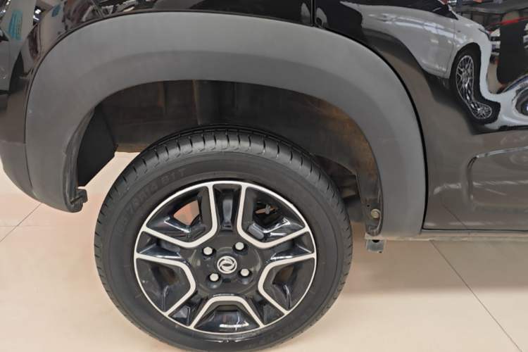 Used Dongfeng NAMMI BOX 2022 Revised Light Wind Edition 201 km Standard Version Right Rear Wheel Hub