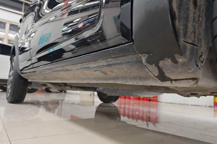 Used Dongfeng NAMMI BOX 2022 Revised Light Wind Edition 201 km Standard Version Right Side Sill