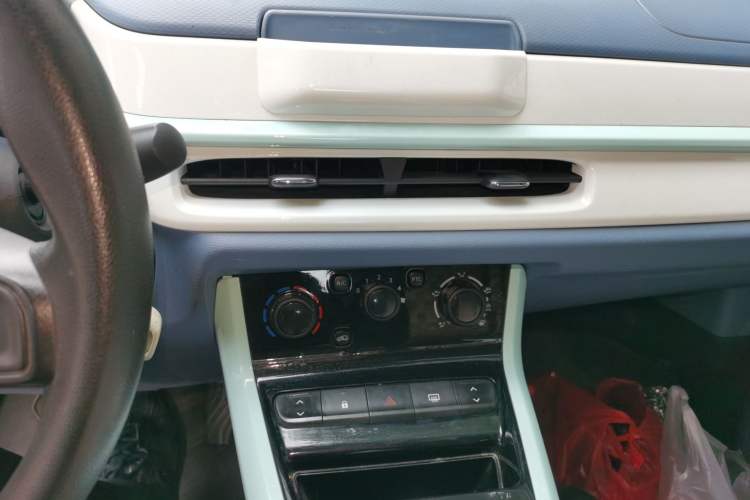 Used Dongfeng NAMMI BOX 2022 Revised Light Wind Edition 201 km Standard Version Audio And AC Panel