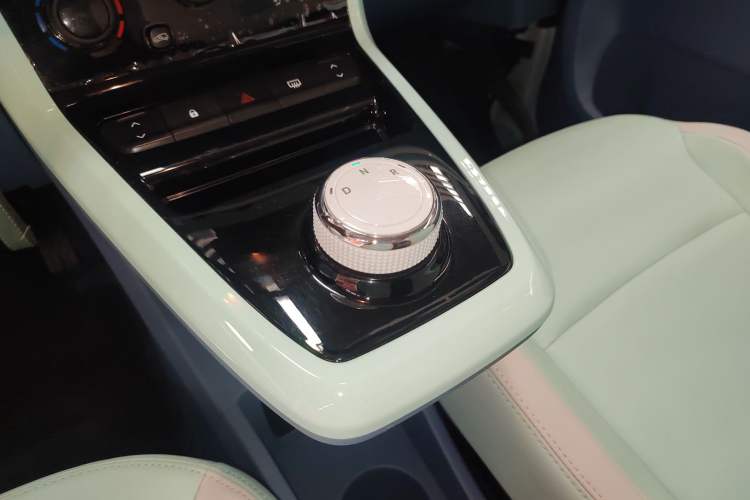 Used Dongfeng NAMMI BOX 2022 Revised Light Wind Edition 201 km Standard Version Gear Lever