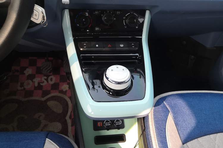 Used Dongfeng NAMMI BOX 2022 Revised Light Wind Edition 201 km Standard Version Gear Lever