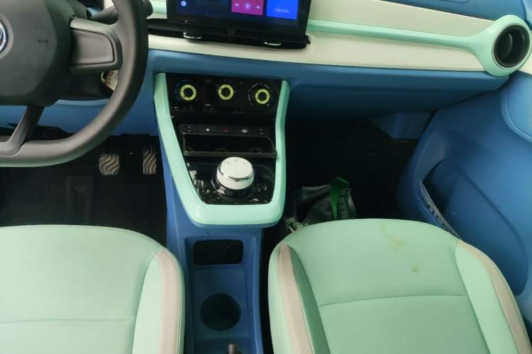 Used Dongfeng NAMMI BOX 2022 Revised Light Wind Edition 201 km Standard Version Gear Lever