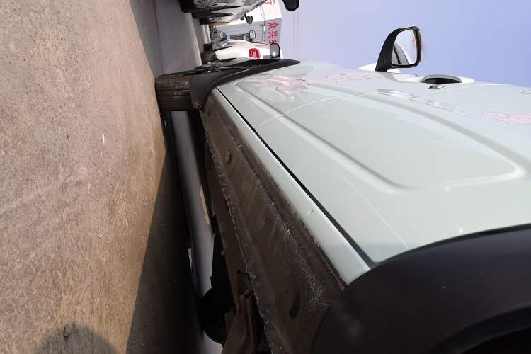 Used Dongfeng NAMMI BOX 2022 Revised Light Wind Edition 201 km Standard Version Left Side Sill