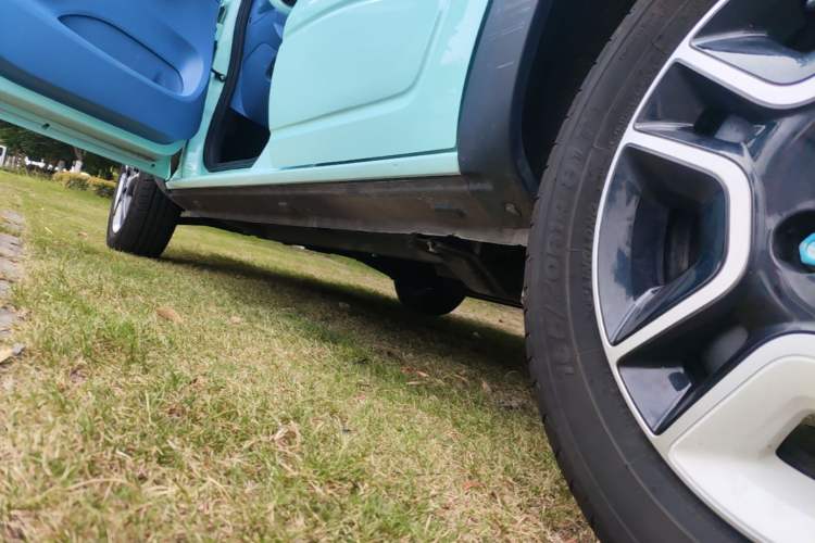 Used Dongfeng NAMMI BOX 2022 Revised Light Wind Edition 201 km Standard Version Left Side Sill